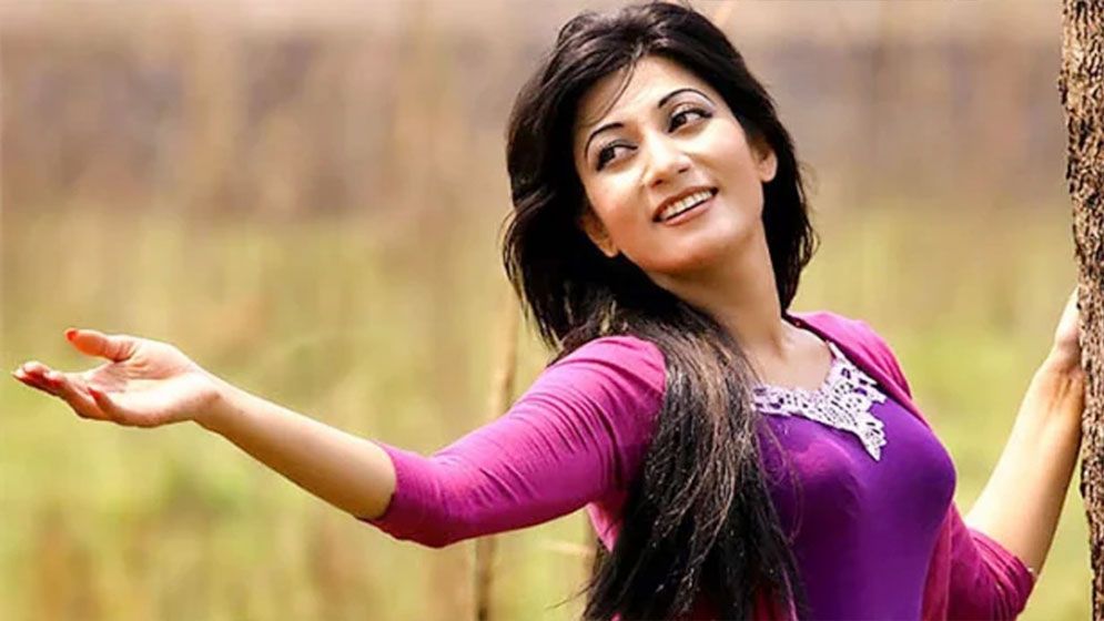 অভিনেত্রী সীমানা স্ট্রোক করেছেন 