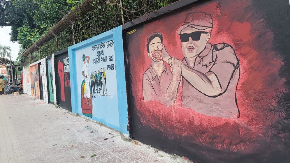 রঙ তুলির আঁচড়ে বদলে যাচ্ছে শহরের দেয়ালের চিত্র