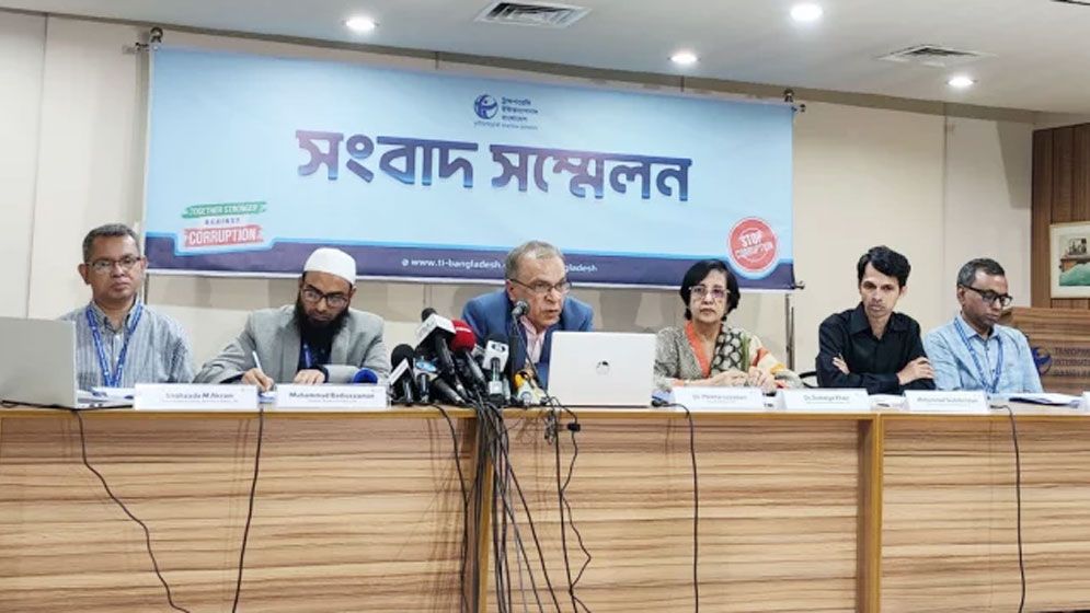 একই ব্যক্তিকে সরকার ও দলীয় প্রধান না করার প্রস্তাব টিআইবির