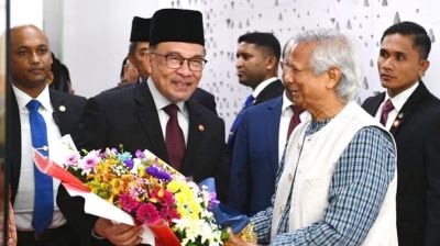 মালয়েশিয়ার প্রধানমন্ত্রী ঢাকায়, স্বাগত জানালেন প্রধান উপদেষ্টা