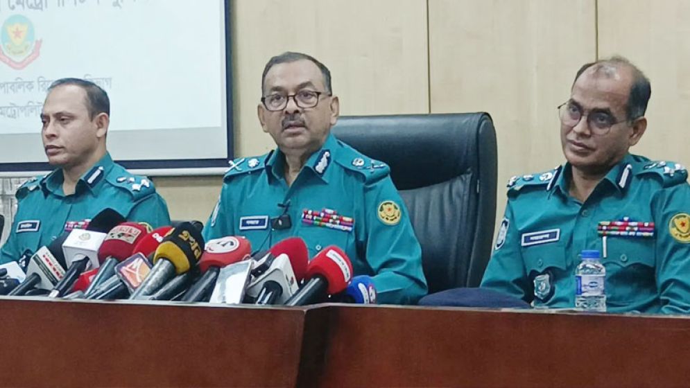 পুলিশে রাজনৈতিক পরিচয়ে ৯০ হাজার নিয়োগ