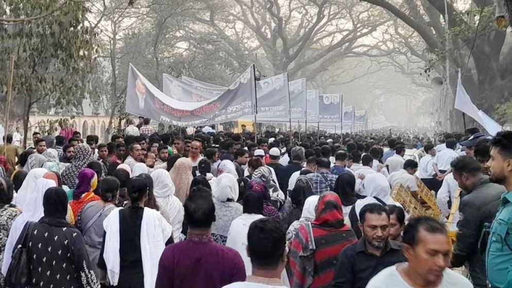 শহীদ মিনারে মানুষের ঢল