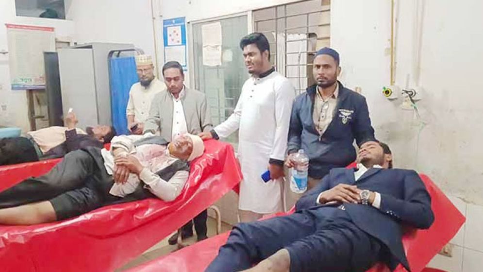 লক্ষ্মীপুরে ৪ সাংবাদিককে মারধর-‘গুলি’