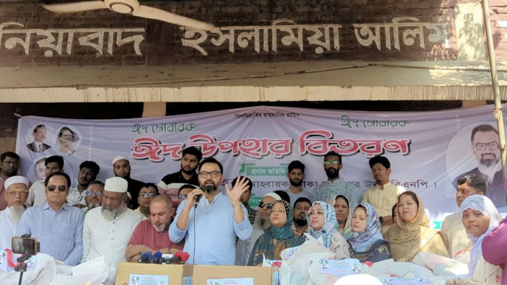 পল্লবীতে মহিলা দলের ঈদ উপহার বিতরণ 