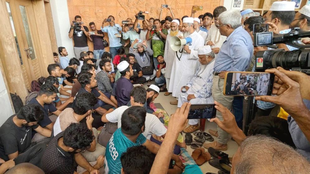 উপাচার্যের পদত্যাগের দাবিতে কুয়েট শিক্ষার্থীরা