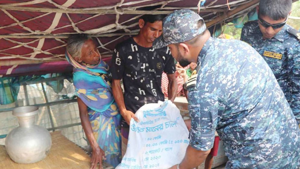 সাতক্ষীরার বন্যার্তদের পাশে নৌবাহিনী