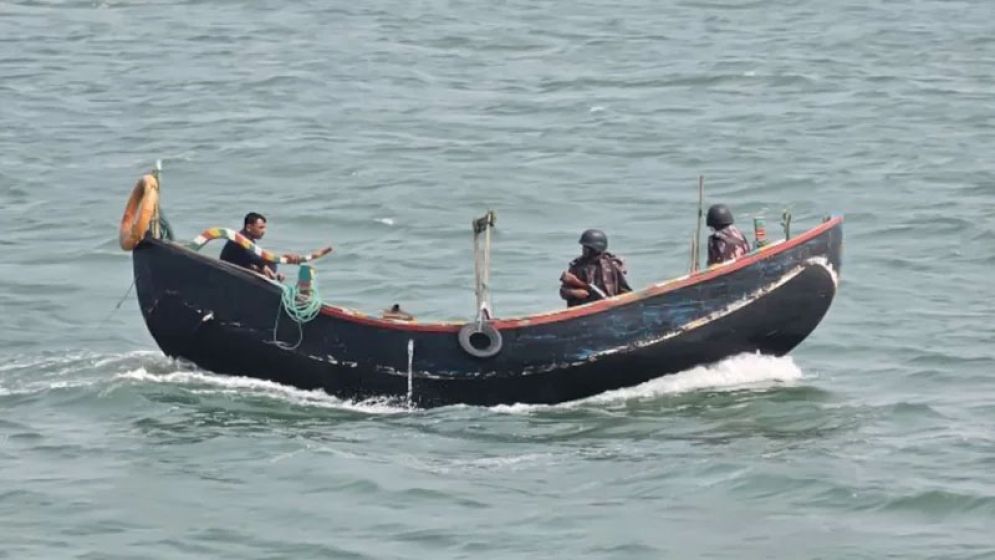 ১১ বাংলাদেশি জেলেকে জিম্মি করে নিয়ে গেল আরাকান আর্মি