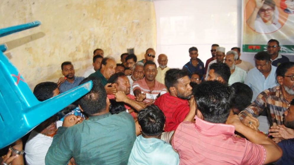 ব‌রিশাল মহানগর বিএন‌পির কর্মিসভায় মারামা‌রি