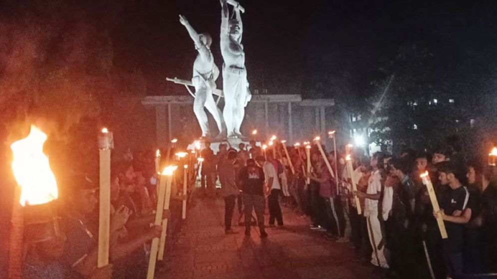 কুয়েট উপাচার্যের পদত্যাগ দাবিতে শিক্ষার্থীদের মশাল মিছিল