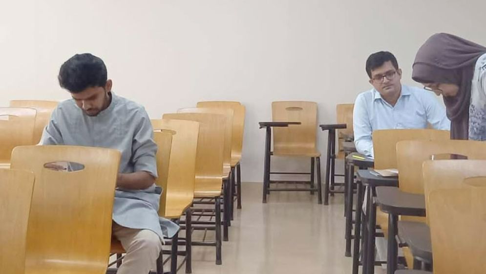 নর্থ সাউথ বিশ্ববিদ্যালয়ে ভর্তির পরীক্ষা দিলেন উপদেষ্টা আসিফ