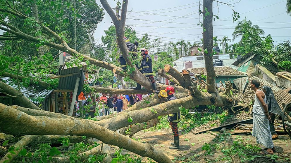 রংপুরে কালবৈশাখী ঝড় ও শিলাবৃষ্টিতে ঘরবাড়ি-ফসলের ক্ষতি