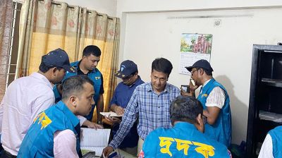 ডিএসসিসি'র ওয়ার্ড সচিব ঘুষ গ্রহণকালে হাতেনাতে গ্রেপ্তার