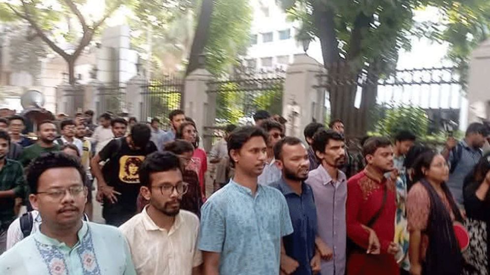 মৃত্যুদণ্ডপ্রাপ্ত আজহারুলের খালাসের রায়ে ঢাবিতে বিক্ষোভ