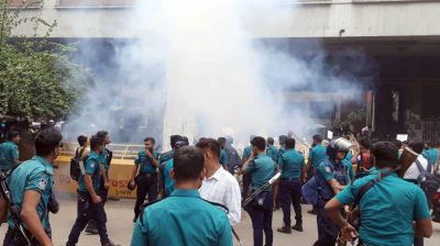 হঠাৎ উত্তপ্ত প্রেসক্লাব, পুলিশের সাউন্ড গ্রেনেড ও লাঠিচার্জ