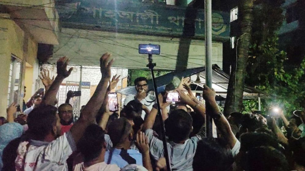 সাজ্জাদুল মিরাজের আশ্বাসে থানা ত্যাগ করলেন বিক্ষোভকারীরা