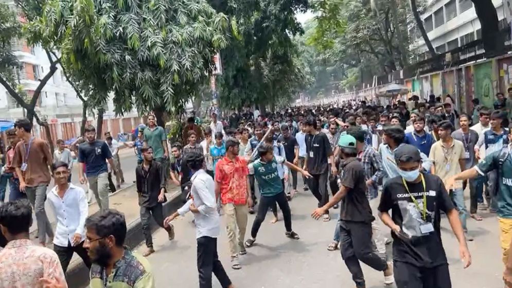 শিক্ষা উপদেষ্টা-সচিবের পদত্যাগ দাবিতে শিক্ষার্থীদের বিক্ষোভ