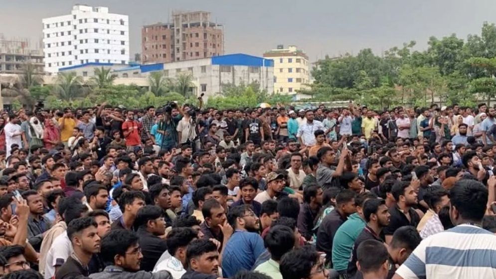 মাইলস্টোনে শিক্ষার্থীদের সঙ্গে পুলিশের ধাওয়া-পাল্টাধাওয়া, আহত ৩