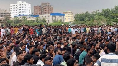 মাইলস্টোনে শিক্ষার্থীদের সঙ্গে পুলিশের ধাওয়া-পাল্টাধাওয়া, আহত ৩