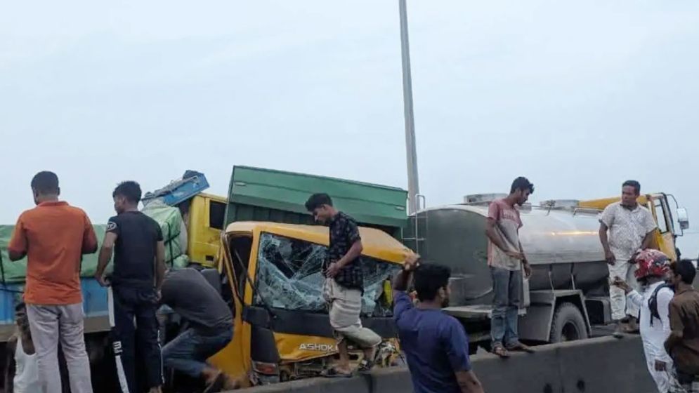 যমুনা সেতুতে কাভার্ডভ্যান-ট্রাক-পিকআপের সংঘর্ষ