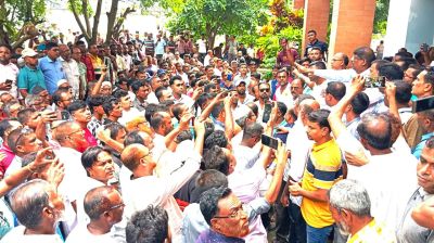আসন অপরিবর্তিত রাখার দাবিতে যশোরে নির্বাচন অফিস ঘেরাও