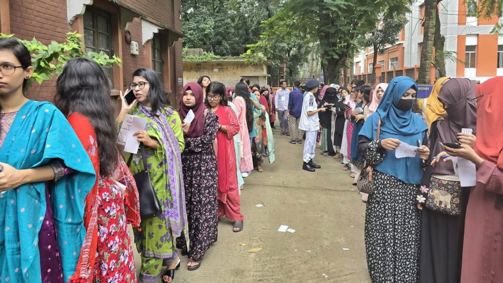 শান্তিপূর্ণভাবে শেষ হলো ৩৮তম ডাকসু নির্বাচনের ভোটগ্রহণ