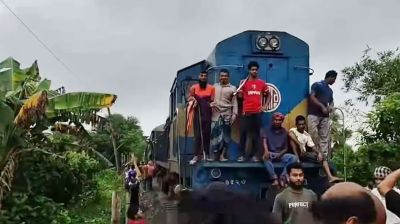 ট্রেন আটকে দিলেন অবরোধকারীরা