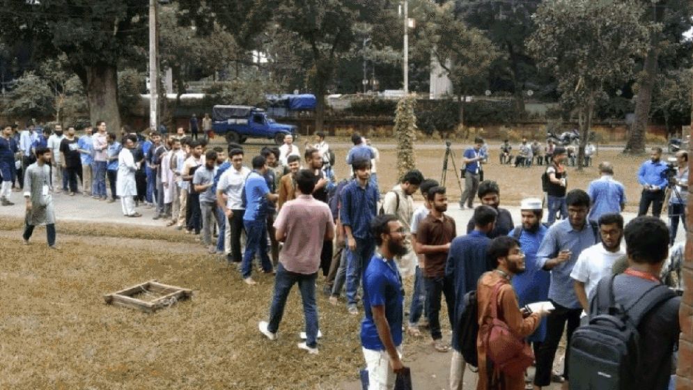 ভোট গ্রহণ চলছে, ভোটারদের দীর্ঘ লাইন