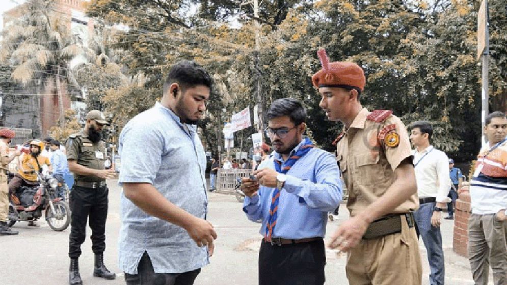 ঢাবির প্রবেশপথে কঠোর নিরাপত্তা