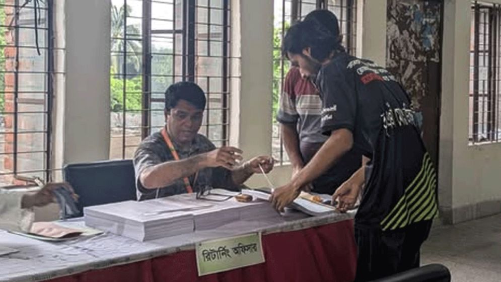 ২৫ মিনিট দেরিতে শুরু শহীদ রফিক-জব্বার হলের ভোটগ্রহণ
