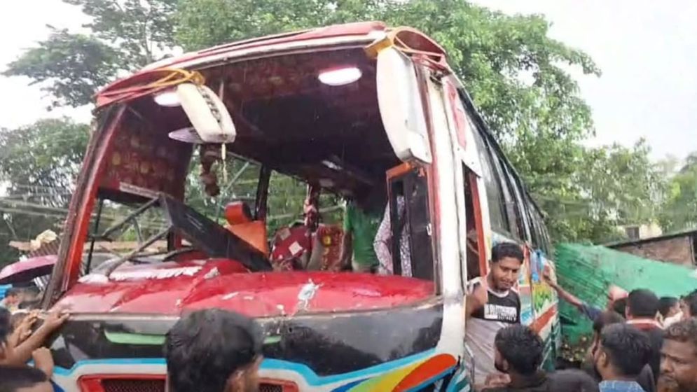 ফেনীতে নিয়ন্ত্রণ হারিয়ে বাস দোকানে, নিহত ৩