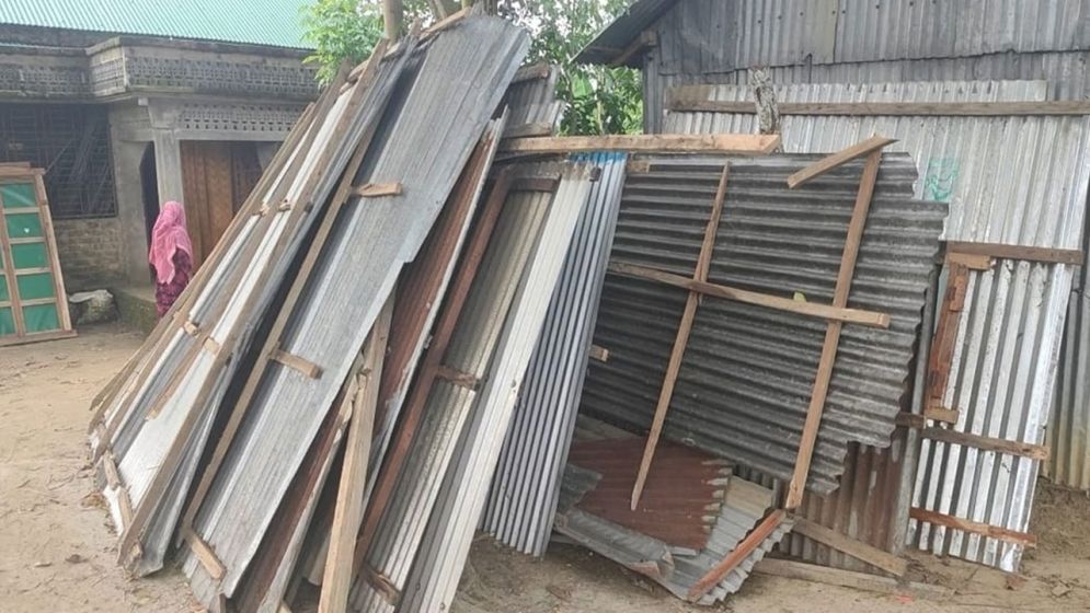 সুদের টাকা না পেয়ে বসতঘরের সবকিছু খুলে নিয়ে গেলেন ইমাম