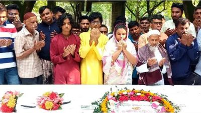 মোমবাতি জ্বেলে হুমায়ূন আহমেদকে শ্রদ্ধা