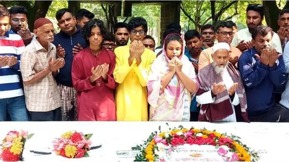 মোমবাতি জ্বেলে হুমায়ূন আহমেদকে শ্রদ্ধা