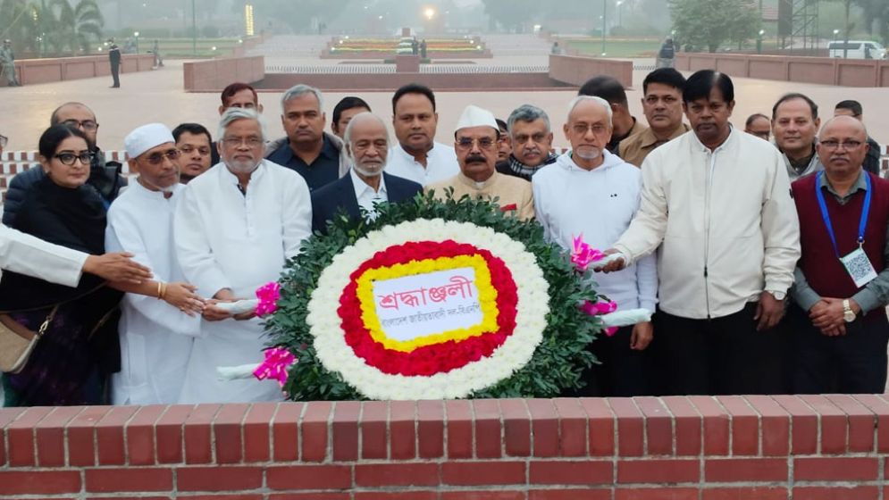 তারেক রহমানের পক্ষ থেকে জাতীয় স্মৃতিসৌধে শ্রদ্ধা নিবেদন