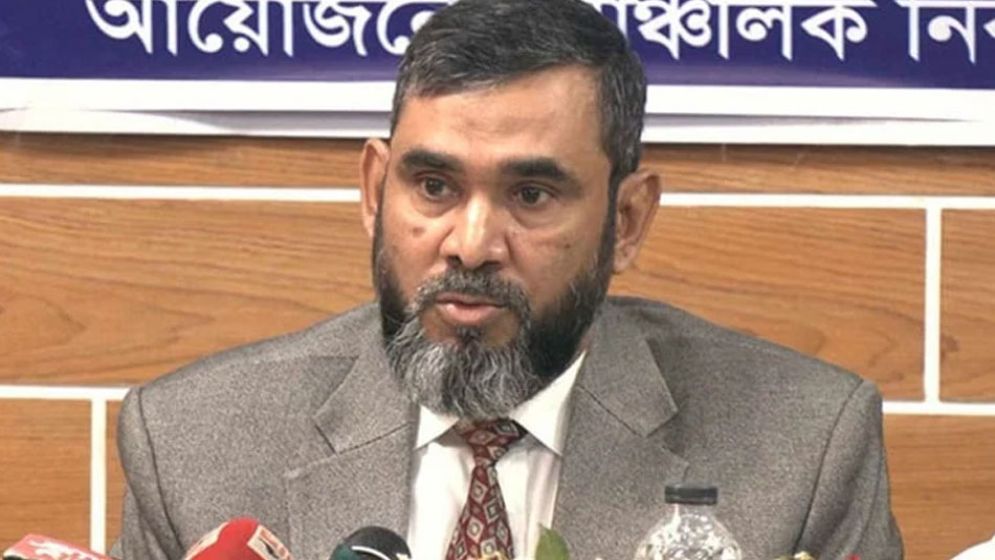 নির্বাচনের আগে অবৈধ অস্ত্র উদ্ধার জরুরি : ইসি সানাউল্লাহ