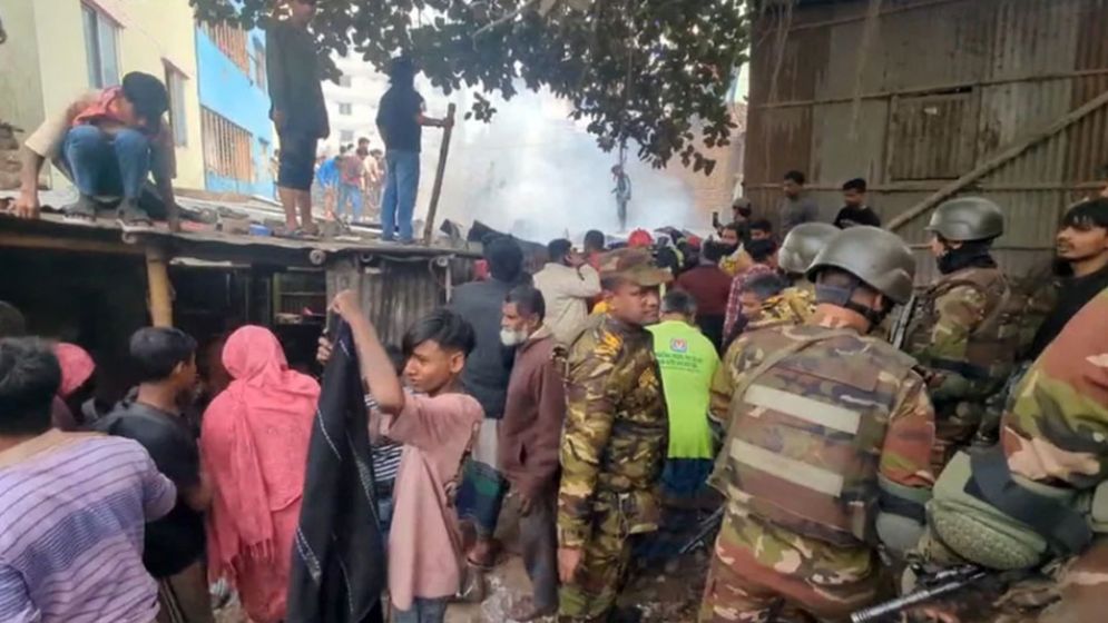 মোহাম্মদপুরের চাঁদ উদ্যানে বস্তিতে আগুন
