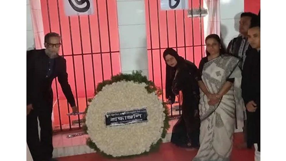 মুন্সীগঞ্জে পুস্প স্তবক অর্পণের মাধ্যমে ভাষা শহীদদের প্রতি শ্রদ্ধা 