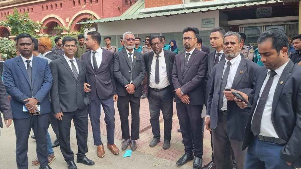  বরিশালে আদালত বর্জন করে আইনজীবীদের বিক্ষোভ