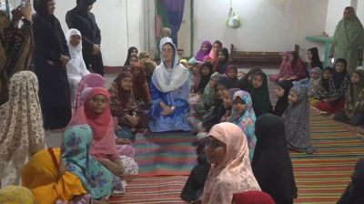 বস্তি এলাকায় নারী ও শিশুদের সঙ্গে ইফতার করলেন জাইমা রহমান