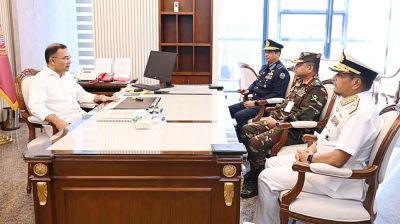 প্রধানমন্ত্রীর সঙ্গে তিন বাহিনী প্রধানের সাক্ষাৎ