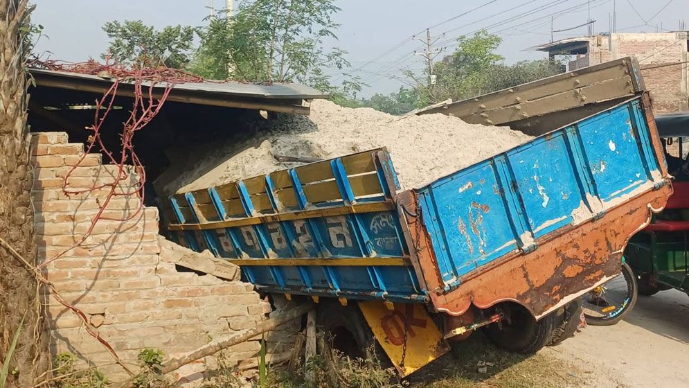 বালুবাহী ট্রাকের চাপায় নিহত ৩