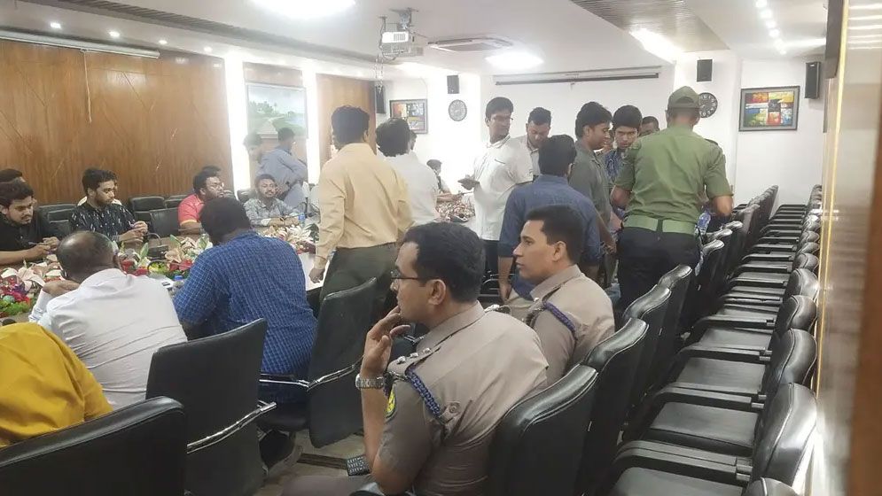 সমস‍্যা সমাধানে বৈঠকে বসেছে সবপক্ষ
