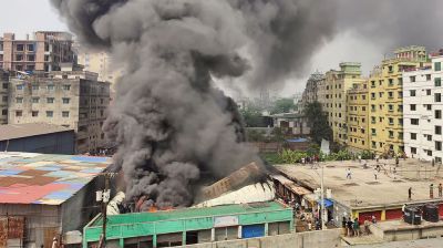 রাজধানীতে গ্যাসলাইট কারখানায় আগুন