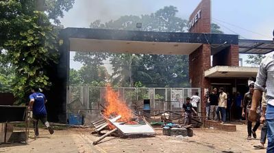 ডুয়েটে ভিসি ইস্যুতে শিক্ষার্থী-বহিরাগত সংঘর্ষে আহত ১৫
