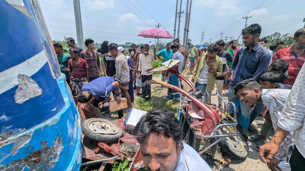 নেত্রকোনায় বাস-অটোরিকশা সংঘর্ষে মা-মেয়েসহ নিহত ৩