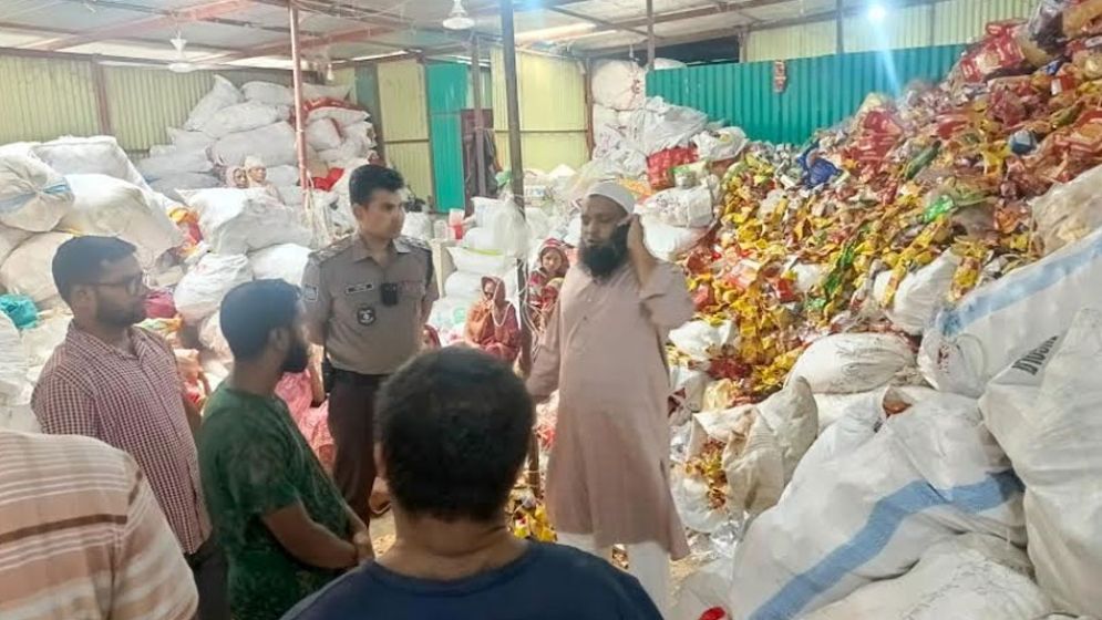 কর্ণফুলীতে অনুমোদনহীন মাছের খাদ্য উৎপাদন করায় জরিমানা
