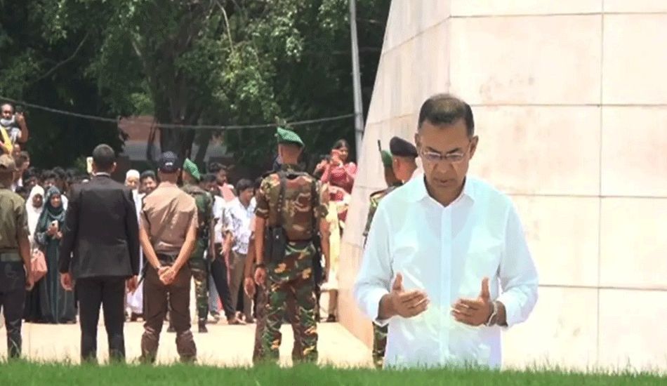 দেশে ফিরেই বাবা-মায়ের মাজার জিয়ারত প্রধানমন্ত্রীর