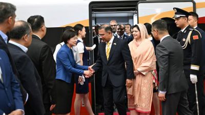 বেইজিংয়ে প্রধানমন্ত্রীকে লাল গালিচা সংবর্ধনা