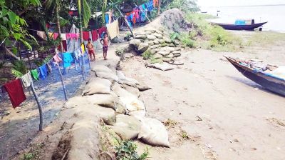 ভোলার লালমোহনে বেড়িবাঁধ ভেঙে প্লাবিত বসতঘর