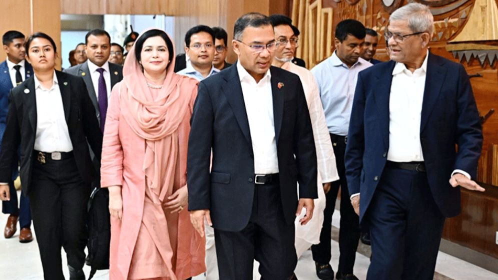 প্রথম বিদেশ সফর শেষে দেশে ফিরলেন প্রধানমন্ত্রী